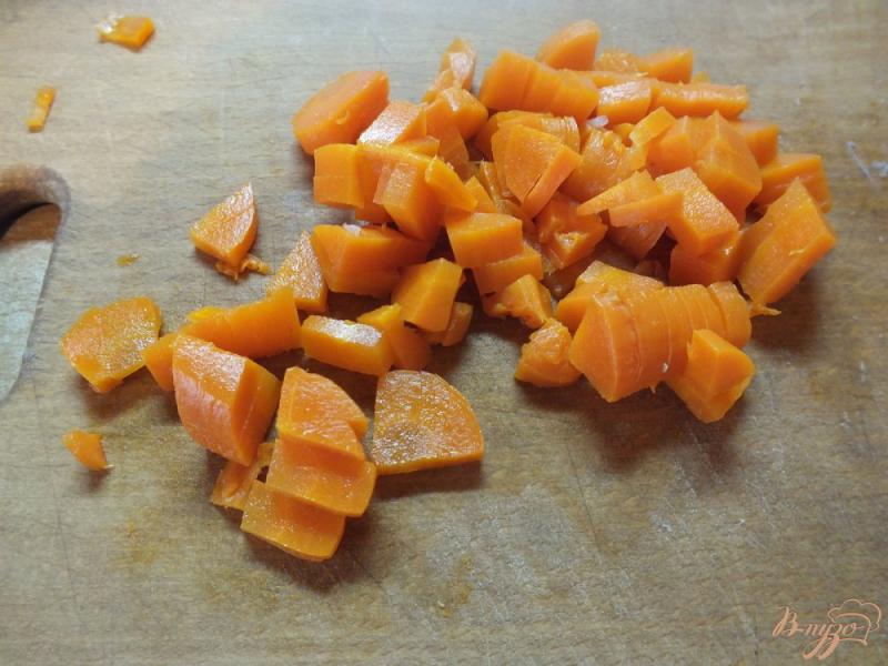 Фото приготовление рецепта: Салат из индюка, неочищеного риса и моркови шаг №4
