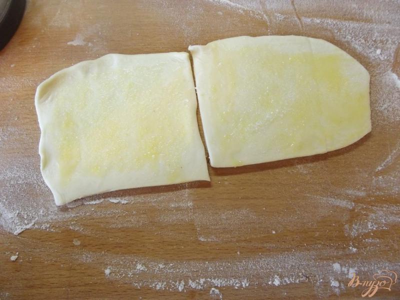 Фото приготовление рецепта: Витушки с курагой и грецким орехом из слоеного теста шаг №4