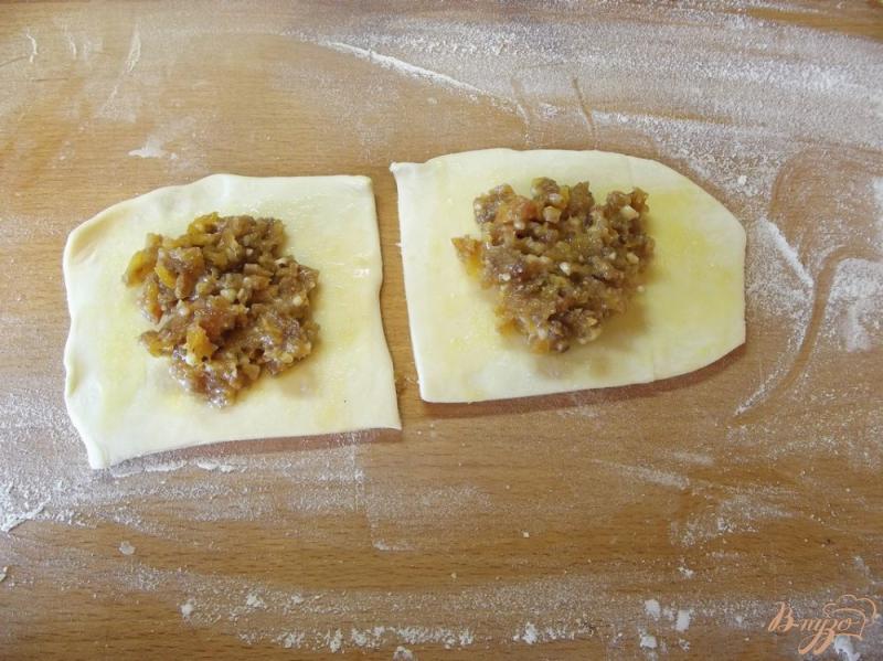 Фото приготовление рецепта: Витушки с курагой и грецким орехом из слоеного теста шаг №5