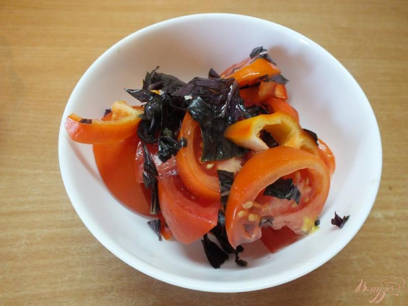 Фото приготовление рецепта: Восточный салат из помидор с грецким орехом и базиликом шаг №5