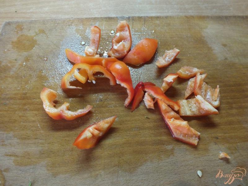 Фото приготовление рецепта: Восточный салат из помидор с грецким орехом и базиликом шаг №2