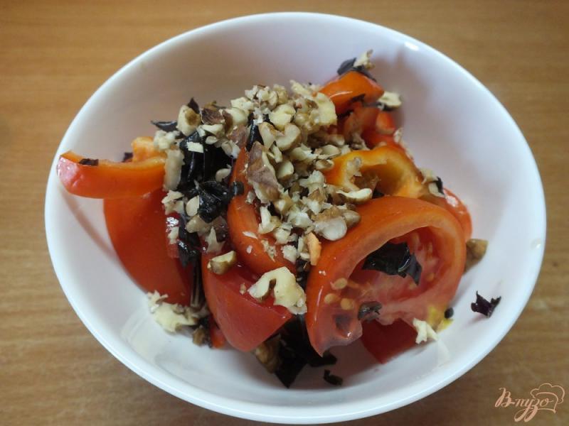 Фото приготовление рецепта: Восточный салат из помидор с грецким орехом и базиликом шаг №6