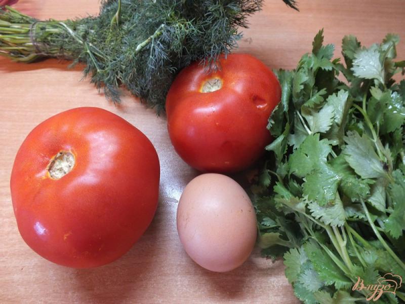 Фото приготовление рецепта: Помидор запеченный с яйцо и зеленью шаг №1