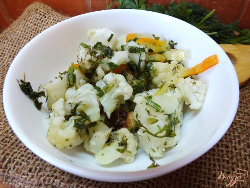 Фото приготовление рецепта: Цветная капуста запеченная с болгарским перцем и зеленью шаг №7