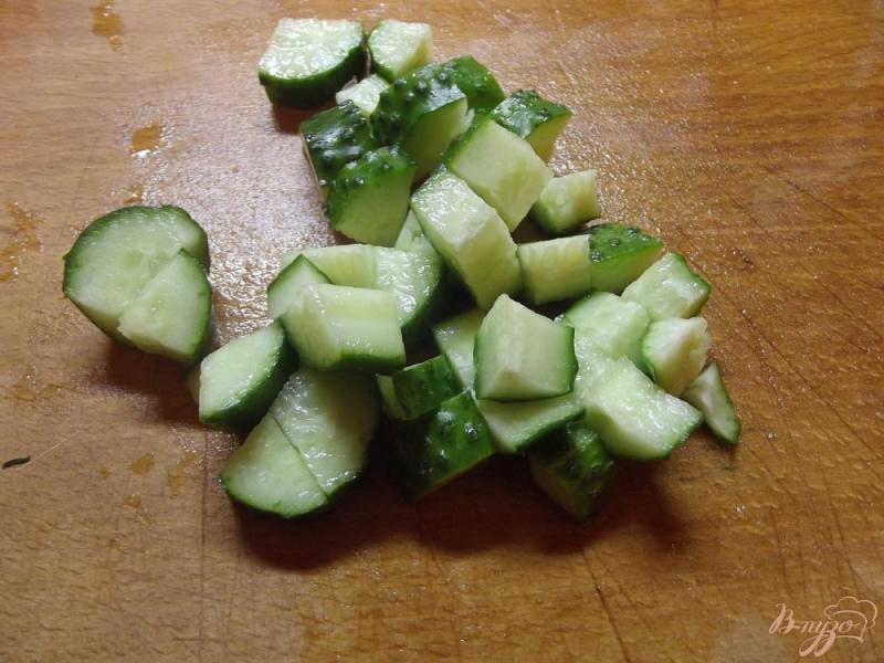 Фото приготовление рецепта: Огуречно-капустный салат со шпинатом шаг №1