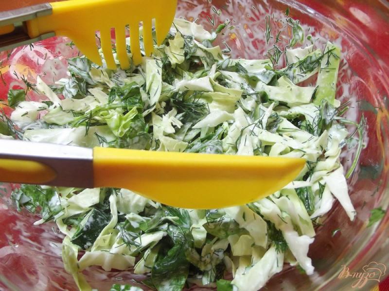 Фото приготовление рецепта: Огуречно-капустный салат со шпинатом шаг №7