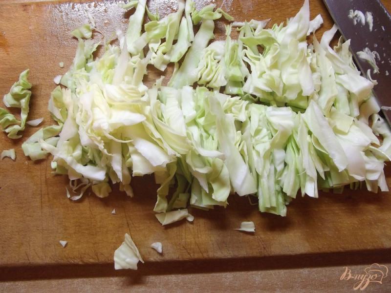 Фото приготовление рецепта: Огуречно-капустный салат со шпинатом шаг №2