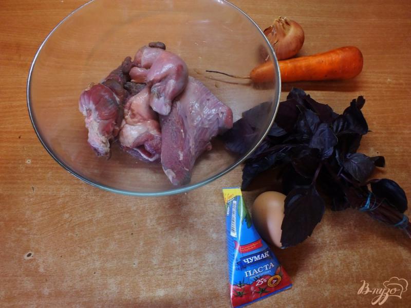 Фото приготовление рецепта: Тефтели тушеные в базиликово-томатной подливе шаг №1