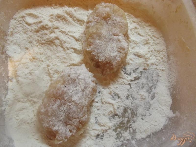 Фото приготовление рецепта: Домашние куриные котлеты с пшеничным хлебом в духовке шаг №3