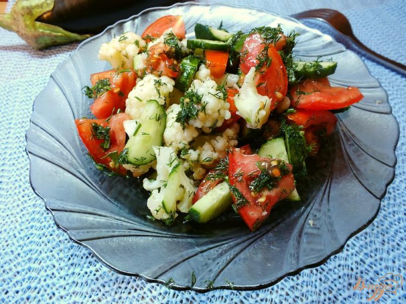 Фото приготовление рецепта: Салат из отварной цветной капусты с овощами шаг №8