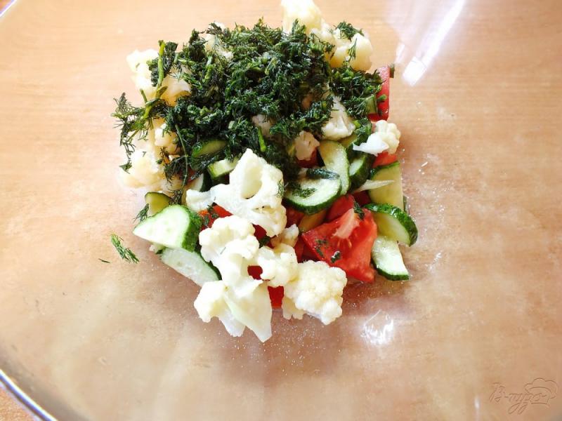 Фото приготовление рецепта: Салат из отварной цветной капусты с овощами шаг №7