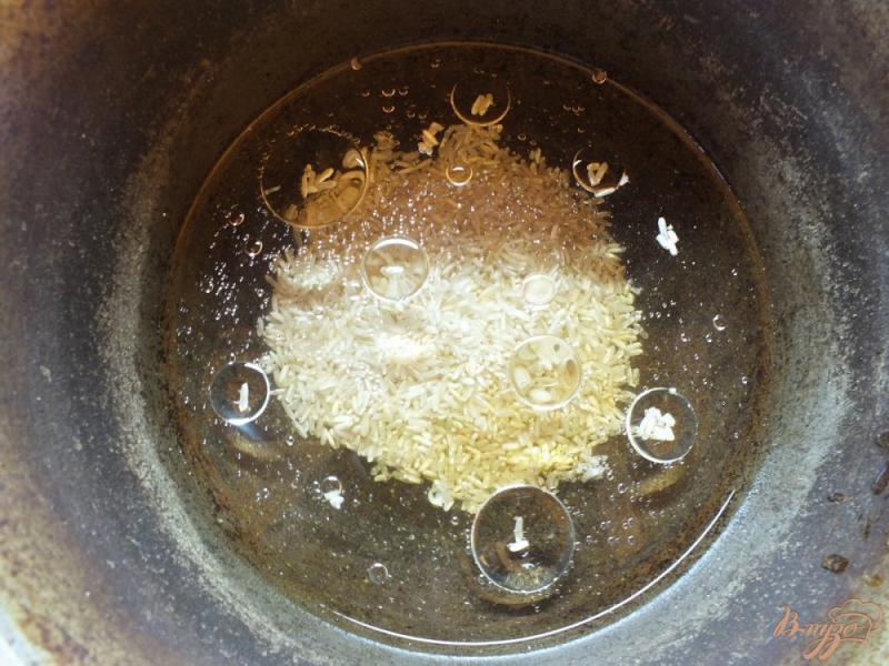 Фото приготовление рецепта: Неочищенный рис со спаржевой фасолью и морковью шаг №2