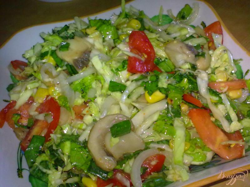 Фото приготовление рецепта: Салат с капустой и грибами «Витаминный» шаг №8