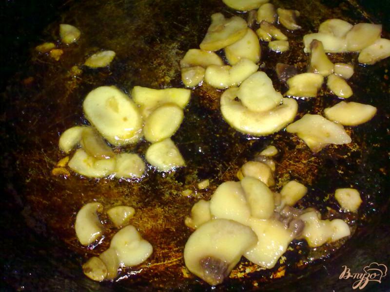 Фото приготовление рецепта: Салат с капустой и грибами «Витаминный» шаг №6