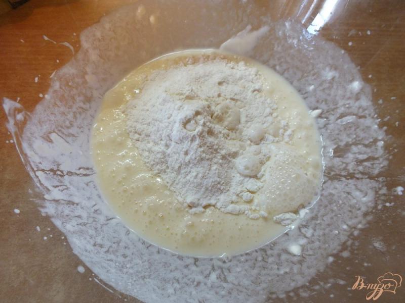 Фото приготовление рецепта: Не сладкие ореховые булочки с изюмом и курагой шаг №3