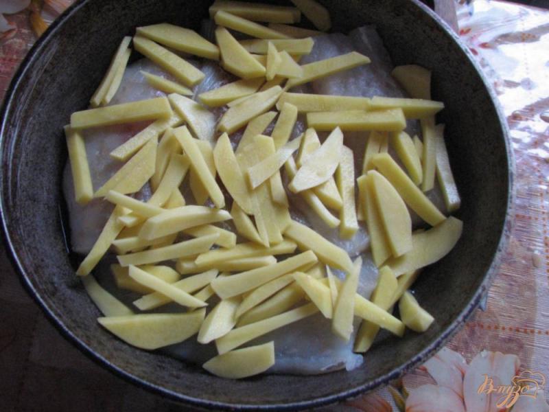 Фото приготовление рецепта: Минтай с картошкой под сырным соусом шаг №6