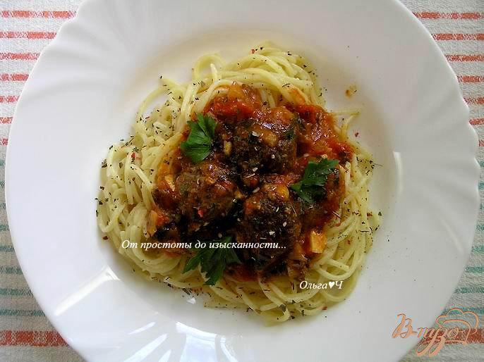 Фото приготовление рецепта: Спагетти с фрикадельками в томатном соусе шаг №6