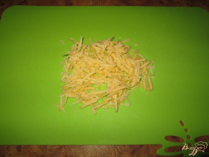 Фото приготовление рецепта: Чесночные гренки с майонезом и сыром шаг №6
