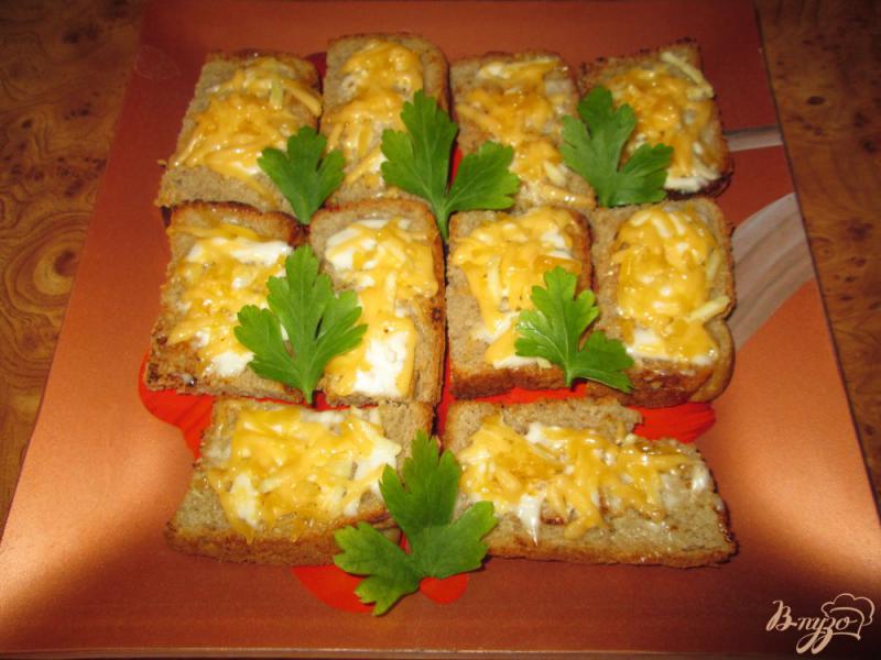 Фото приготовление рецепта: Чесночные гренки с майонезом и сыром шаг №8