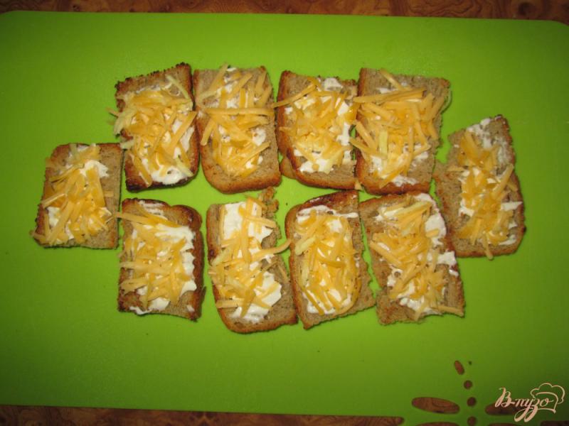 Фото приготовление рецепта: Чесночные гренки с майонезом и сыром шаг №7