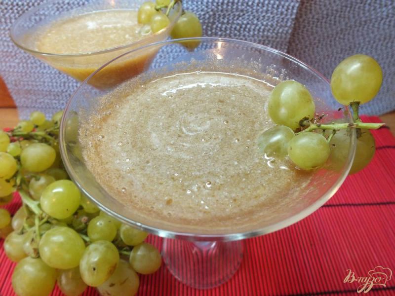 Фото приготовление рецепта: Виноградно-сливовый фрэш со сливками шаг №6