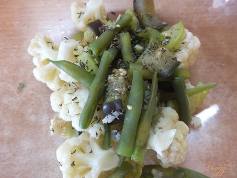 Фото приготовление рецепта: Теплый салат из отварных овощей с ароматными травами шаг №9