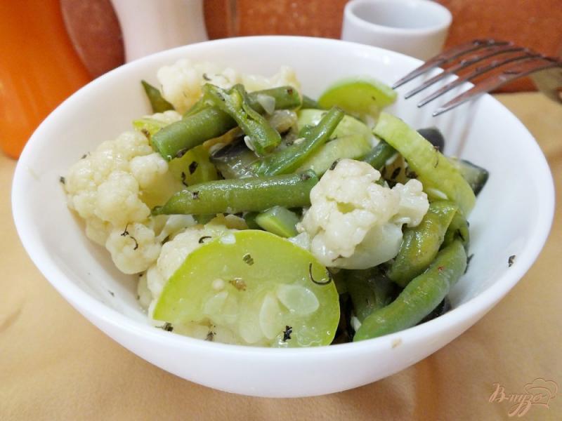 Фото приготовление рецепта: Теплый салат из отварных овощей с ароматными травами шаг №10