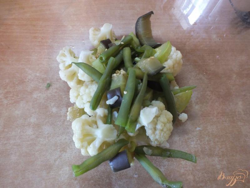 Фото приготовление рецепта: Теплый салат из отварных овощей с ароматными травами шаг №8