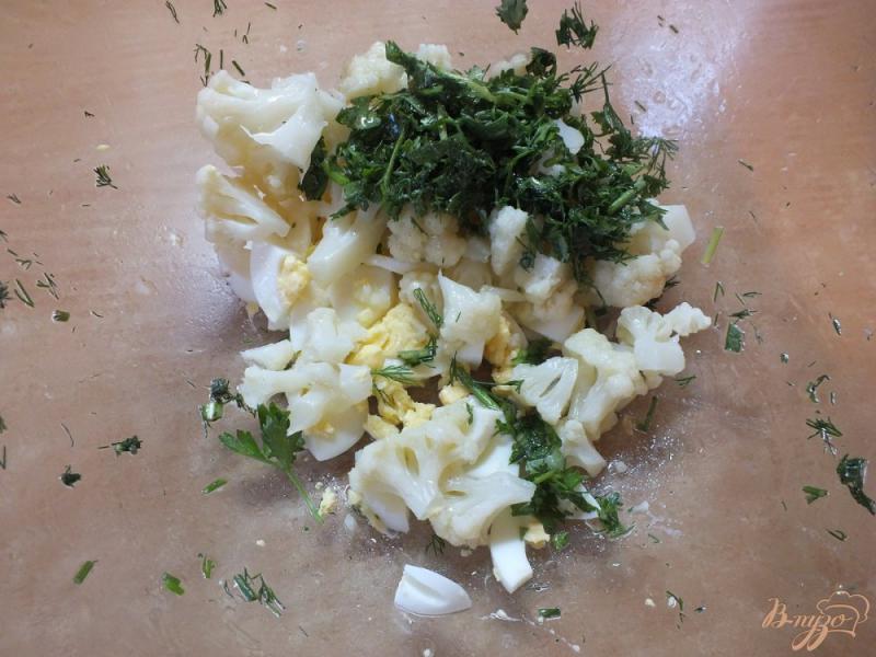 Фото приготовление рецепта: Тепый салат с отварной цветной капустой и яйцом шаг №6