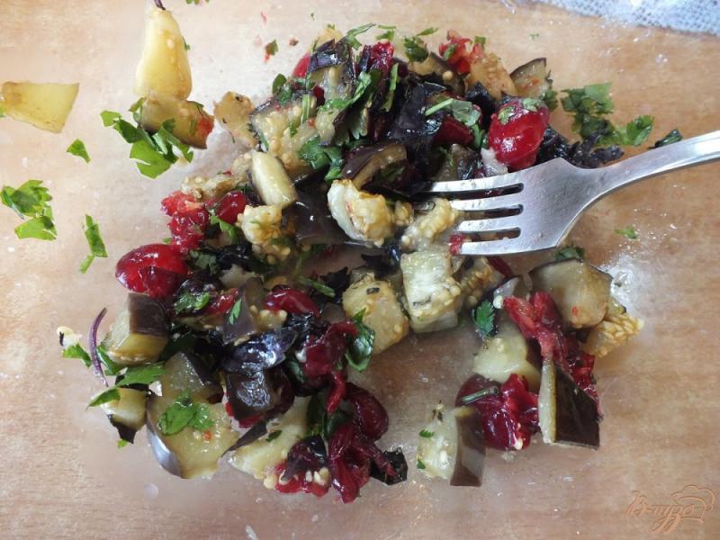 Фото приготовление рецепта: Кавказский салат с кизилом и печеными синими шаг №10