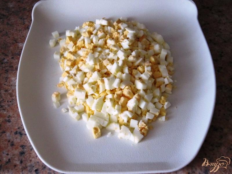 Фото приготовление рецепта: Салат из яиц с огурцами и зеленью шаг №4