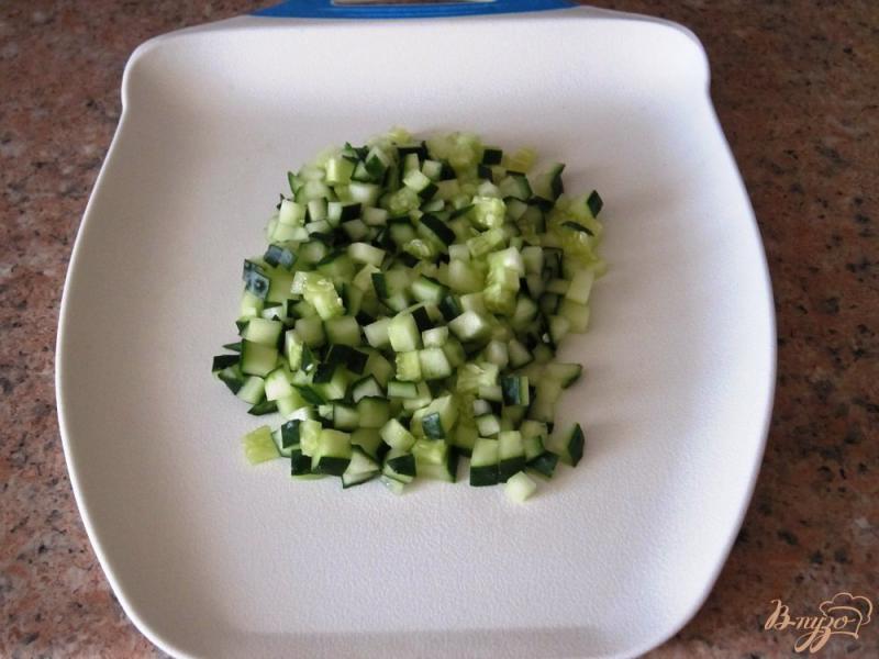 Фото приготовление рецепта: Салат из яиц с огурцами и зеленью шаг №3