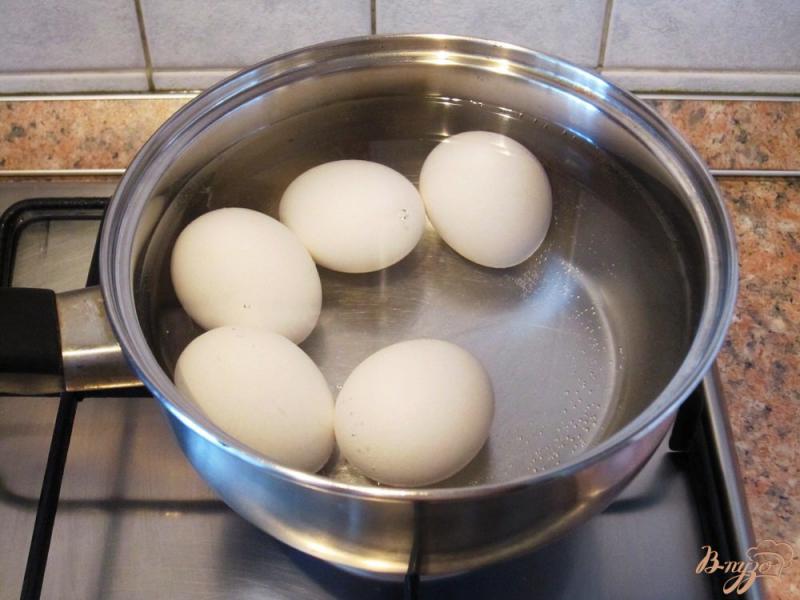 Фото приготовление рецепта: Салат из яиц с огурцами и зеленью шаг №2