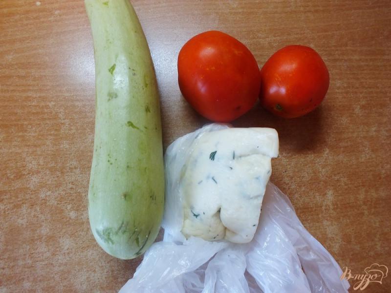 Фото приготовление рецепта: Запеченные овощи-дуэт под шубой из сулугуни и зелени шаг №1