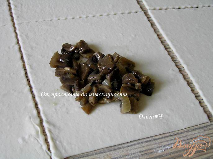 Фото приготовление рецепта: Слоеные пирожки с грибами шаг №2