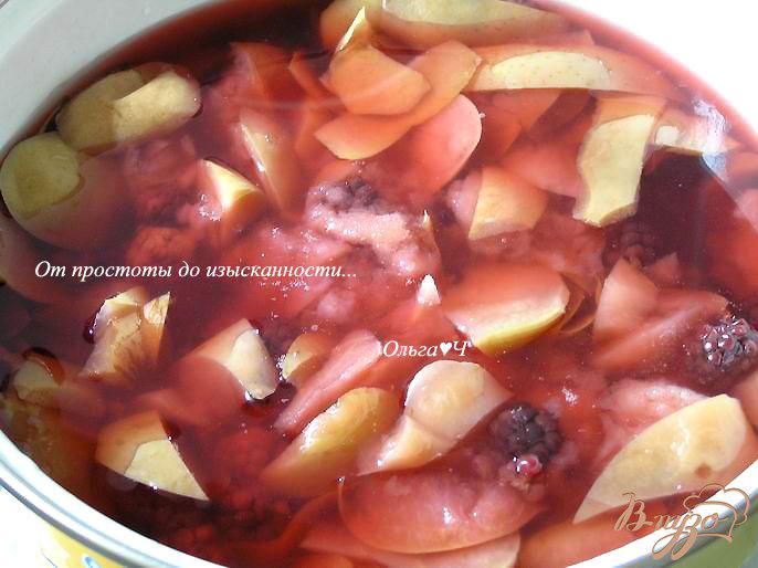 Фото приготовление рецепта: Кисель из яблок, ежевики и инжира шаг №2