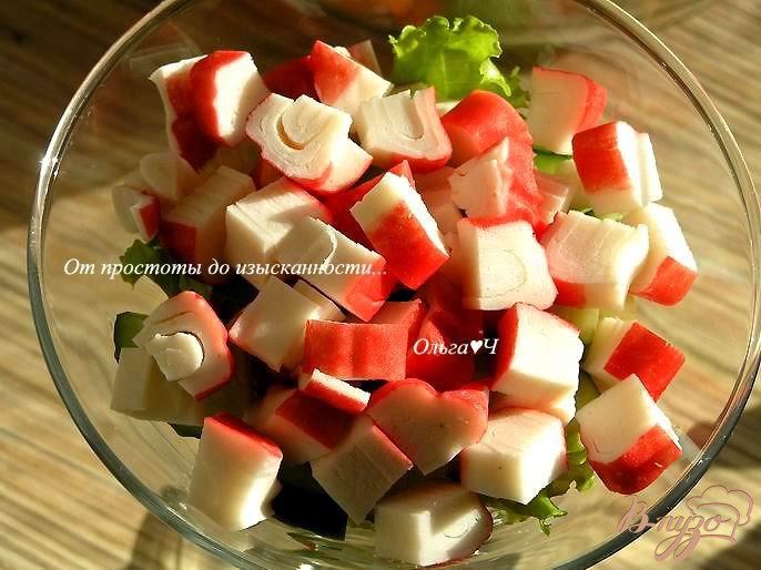 Фото приготовление рецепта: Слоеный салат с крабовыми палочками шаг №3