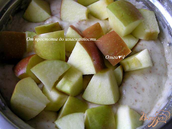 Фото приготовление рецепта: Шарлотка с яблоками и овсяными отрубями (в мультиварке) шаг №3