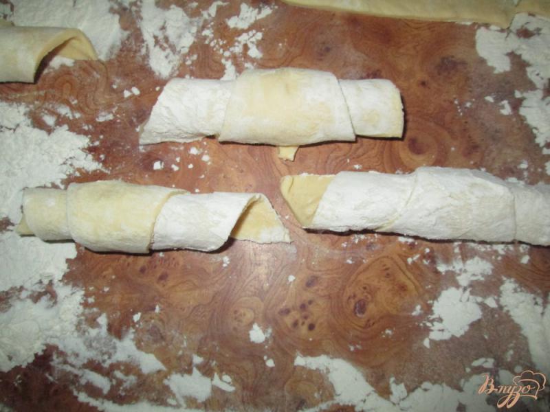 Фото приготовление рецепта: Рогалики с мармеладными конфетами шаг №4