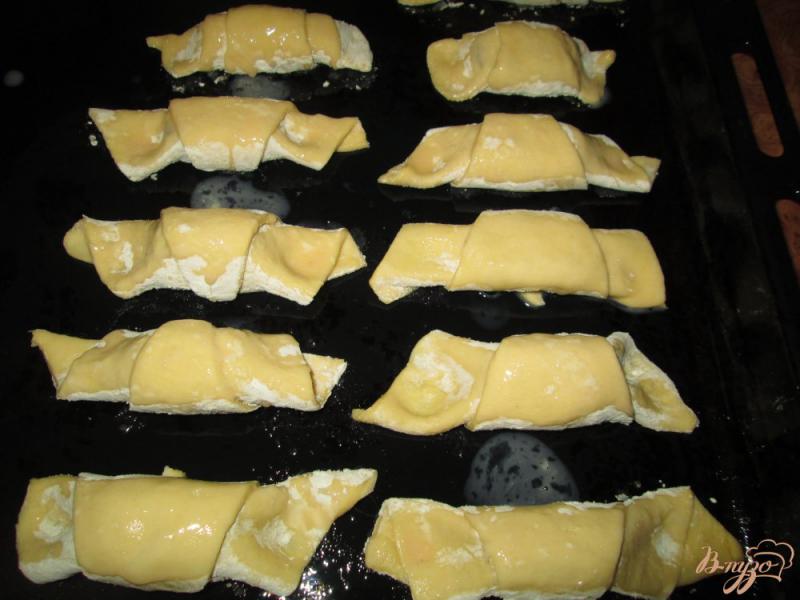 Фото приготовление рецепта: Рогалики с мармеладными конфетами шаг №6