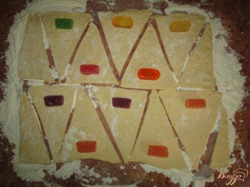 Фото приготовление рецепта: Рогалики с мармеладными конфетами шаг №3