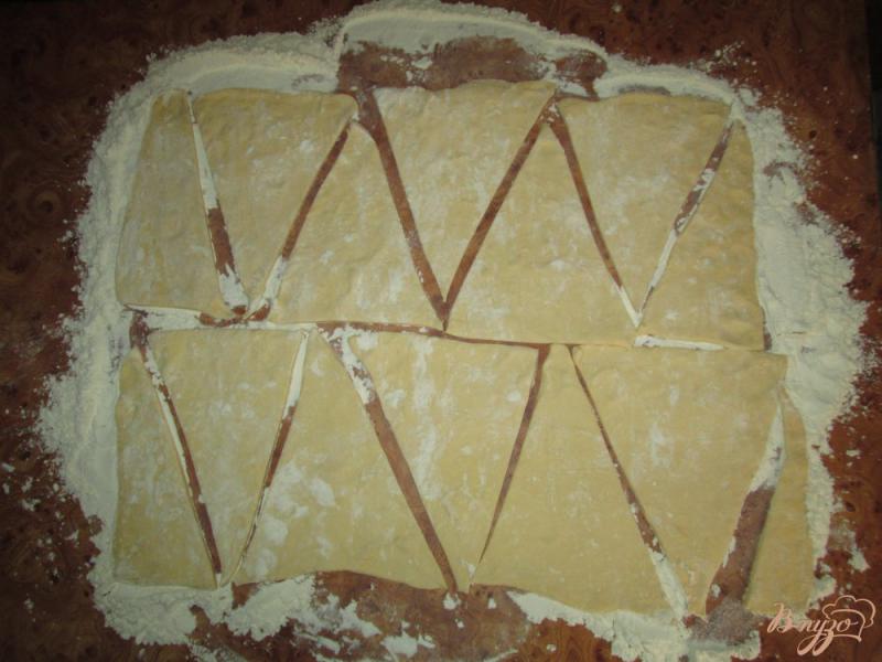 Фото приготовление рецепта: Рогалики с мармеладными конфетами шаг №2