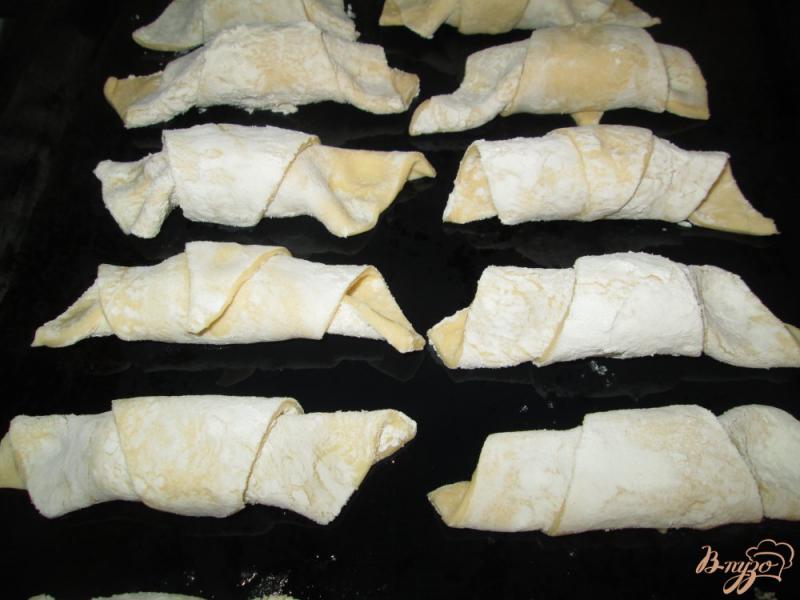 Фото приготовление рецепта: Рогалики с мармеладными конфетами шаг №5