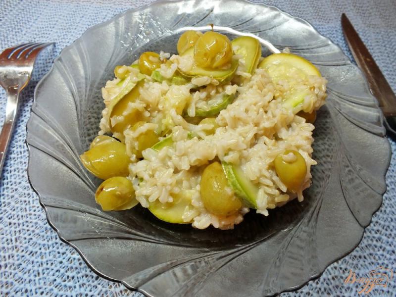 Фото приготовление рецепта: Теплый салат и риса с  кабачками и печеным виноградом шаг №6