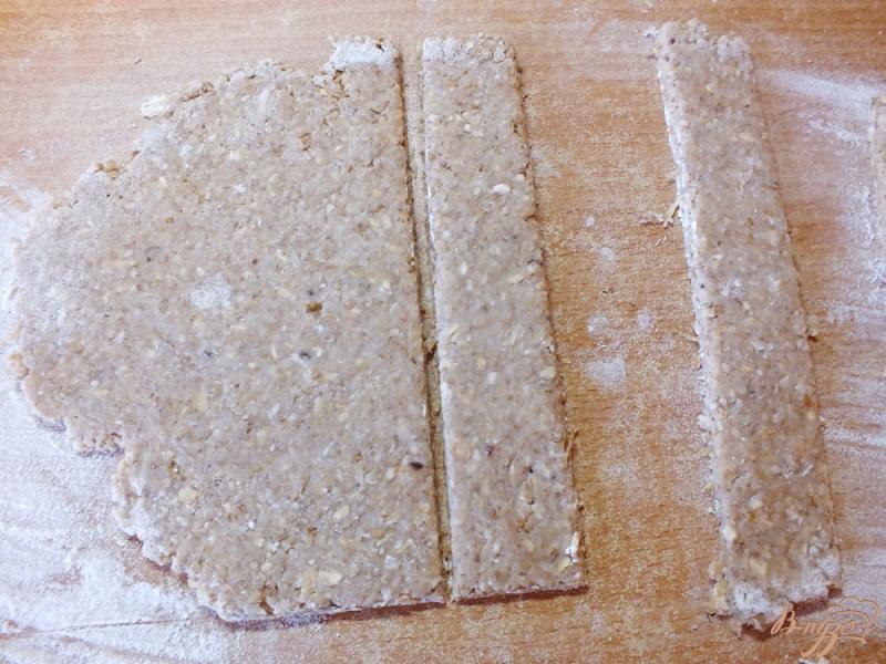 Фото приготовление рецепта: Хлебцы из орехово-овсяной муки шаг №7
