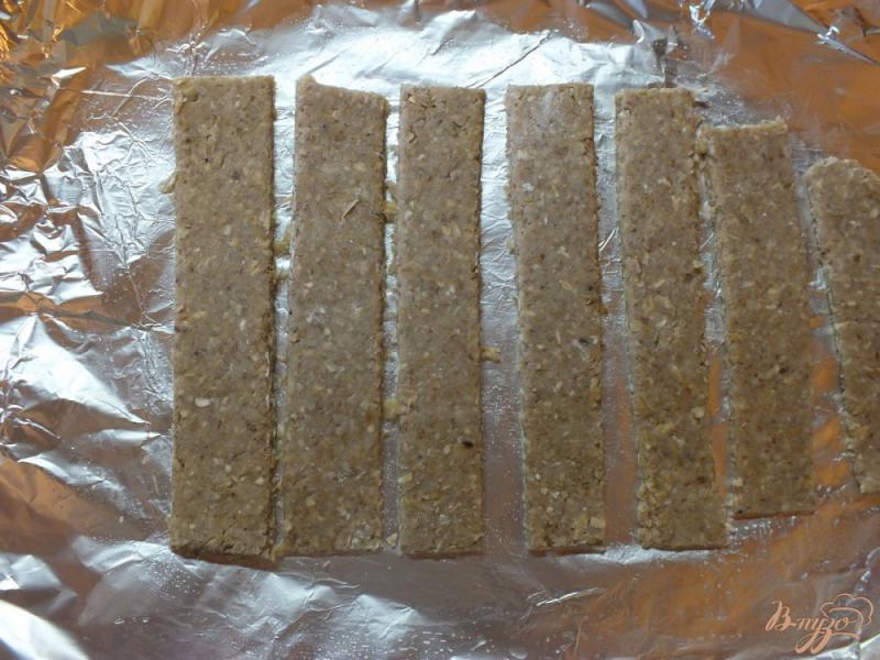 Фото приготовление рецепта: Хлебцы из орехово-овсяной муки шаг №8