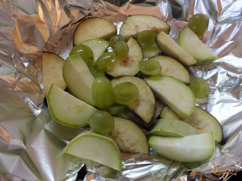 Фото приготовление рецепта: Овощной салат с печеным и свежим виноградом шаг №4