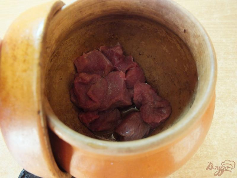 Фото приготовление рецепта: Макароны с мясом в горшочке шаг №2