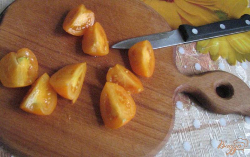 Фото приготовление рецепта: Салат с желтіми помидорами шаг №3