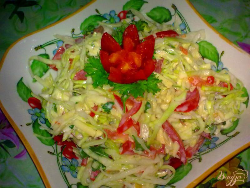 Фото приготовление рецепта: Салат с капустой и сыром шаг №6